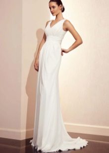 ชุดแต่งงานจากคอลเล็กชั่นของ DIVINA Empire บนพื้นจาก Cupid Bridal