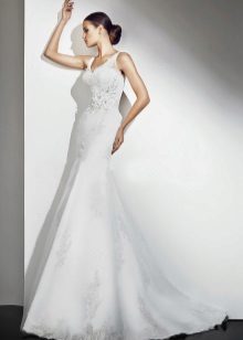 ชุดแต่งงานตกแต่งด้วยดอกไม้จาก Cupid Bridal
