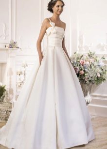 ชุดแต่งงานแบบสายเดี่ยวจากชุด Naviblue Bridal Idylly