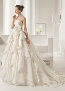 ชุดแต่งงาน 2015 โดย Rosa Clara กับ ruffles