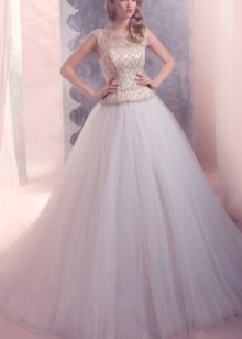 Váy cưới với corset ren