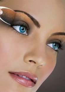 Trang điểm dưới váy xanh nâu