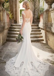 Váy cưới hở lưng và tàu hỏa