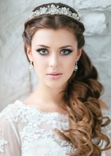 Tiara đến váy cưới