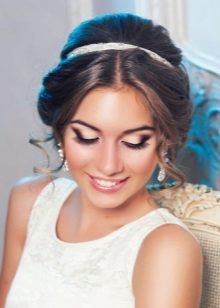 Tiara đến váy cưới