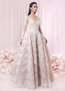 Váy cưới lộng lẫy cổ điển.