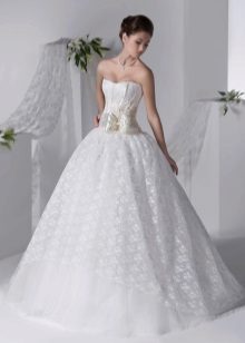 Wedding dress from the Silver collection from Hadassah with a belt