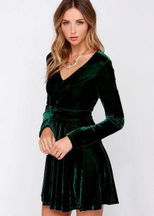 Trang sức dưới váy nhung