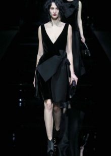 Váy nhung từ Armani