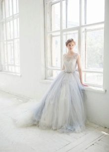 Váy cưới trắng và xanh