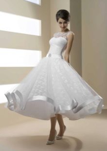 Váy cưới màu sứ tráng lệ.