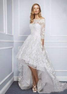Váy cưới ngắn có ren.