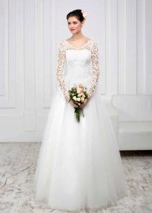 Váy cưới có tay áo ren