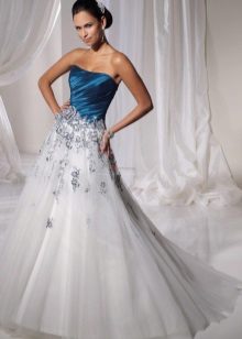 Váy cưới trắng với corset xanh