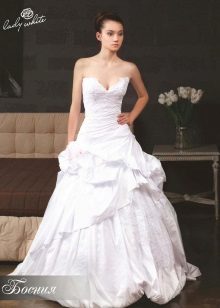 ชุดแต่งงานจากคอลเล็กชั่นความรักและภาพเงาของ Lady White