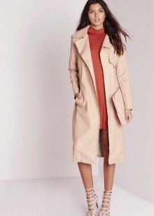 Trenchcoat เพื่อชุดสีแดงเข้ม