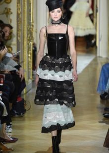 Đầm với corset da từ Uliana Sergeenko mùa xuân 2016