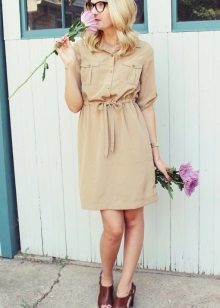 Brown leather low-heeled shoes para sa safari dress