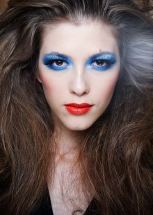 Disco Makeup na may Blue Shadow