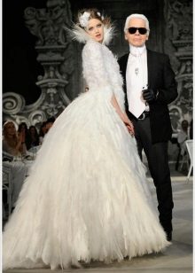 Chanel wedding dress na may mga balahibo
