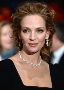 Uma Thurman sa isang brilyante kuwintas at damit sa estilo ng Chanel