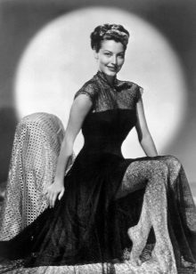 Black evening dress sa estilo ng Chanel