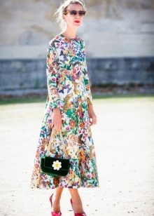 Floral dress na may mahabang sleeves para sa bawat araw