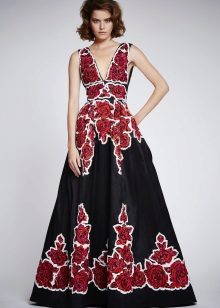 A-line na itim na damit na may floral print