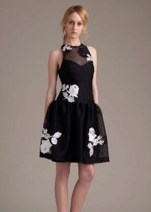 Damit na may isang malaking floral print maikli