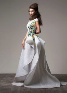 Gabi na damit na may mga bulaklak sa bodice