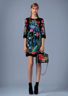 Magdamit na may floral print short case