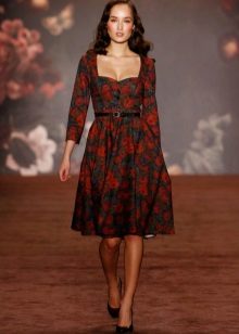 Damit na may parisukat na neckline at floral print