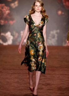Green dress na may floral print