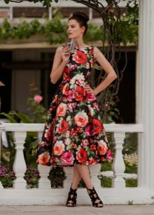 Damit na may isang malaking floral print daluyan haba