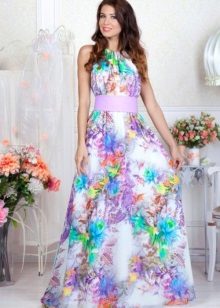 Isang maikling linya ng damit na may floral pattern