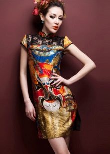 Váy lụa kiểu phương Đông với hoa văn tươi sáng