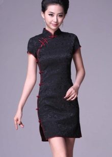 Đầm dạ hội đen dài.