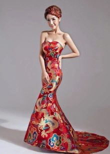 Váy cưới màu đỏ theo phong cách phương Đông với hoa văn dân tộc