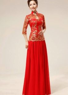 Váy cưới màu đỏ theo phong cách phương Đông với thêu vàng