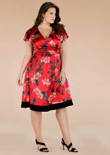 Silk dress para sa buong may isang mahusay na naka-print