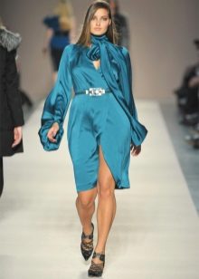 Silk dress para sa puno ng isang slit