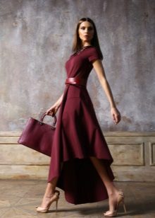 Magsuot ng asymmetrical marsala