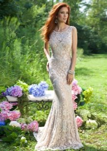 Hindi sapat na guipure dress sa sahig