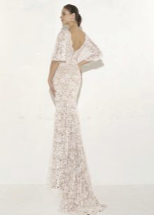 Guipure dress na may bukas na likod at tren