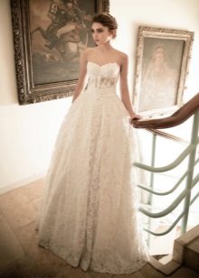 Ang kahanga-hangang guipure wedding dress