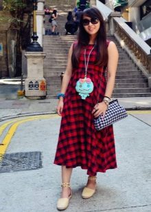 Long red check dress na may ballet shoes