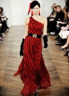 Long red dress sa isang hawla na may itim na sandalyas