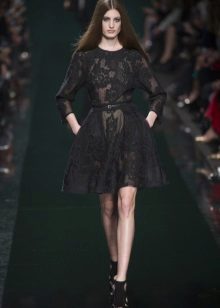 Itim na maikling a-silweta lace dress
