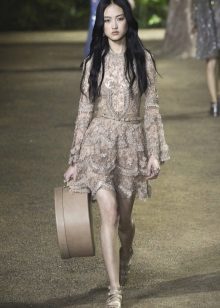 Elie Saab spring-summer 2016 maikling damit na may mahabang sleeves