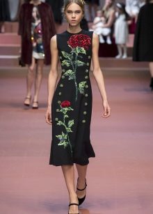 Váy đen đính hoa hồng tại buổi trình diễn thời trang Dolce & Gabbana